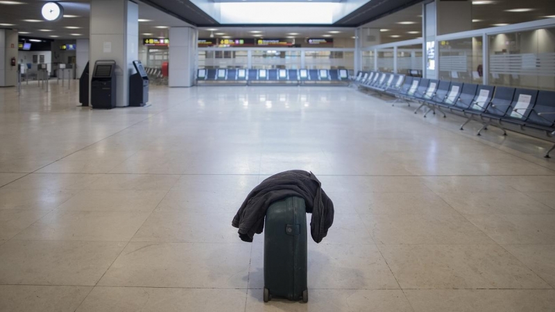 Una maleta en el suelo en la Terminal T1 del Aeropuerto Adolfo Suárez Madrid-Barajas, en Madrid. E.P./Eduardo Parra