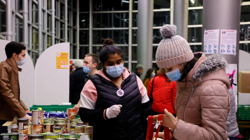 Estudiantes recogen comida de un banco de alimentos en París, Francia