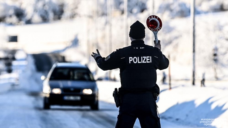 Un policía alemán realiza un control.
