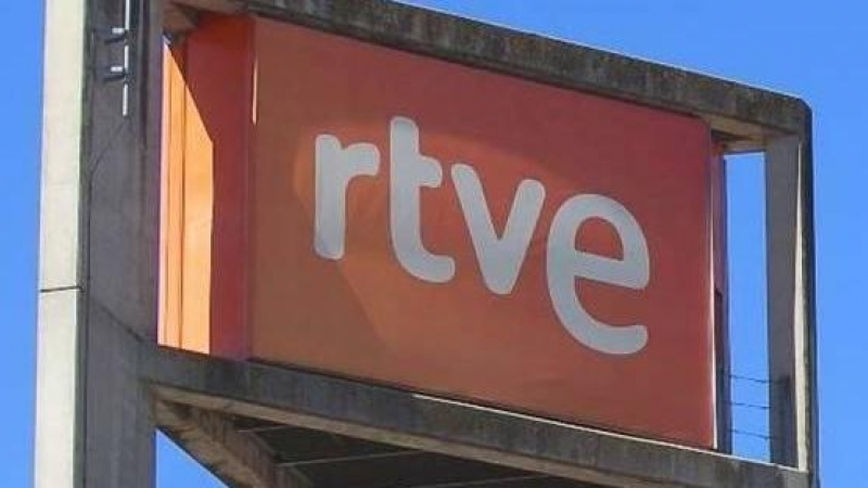 Logo de RTVE en el edificio de la corporación.