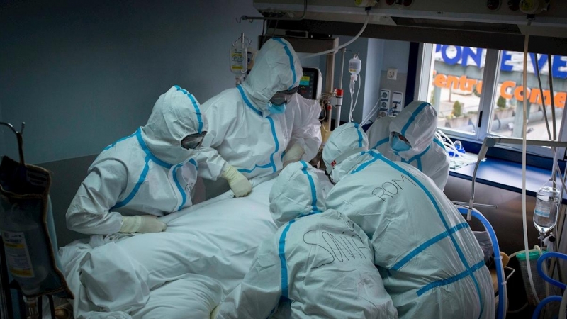 Trabajadores sanitarios atienden a un paciente con coronavirus en la UCI del Hospital Cosaga de Ourense.