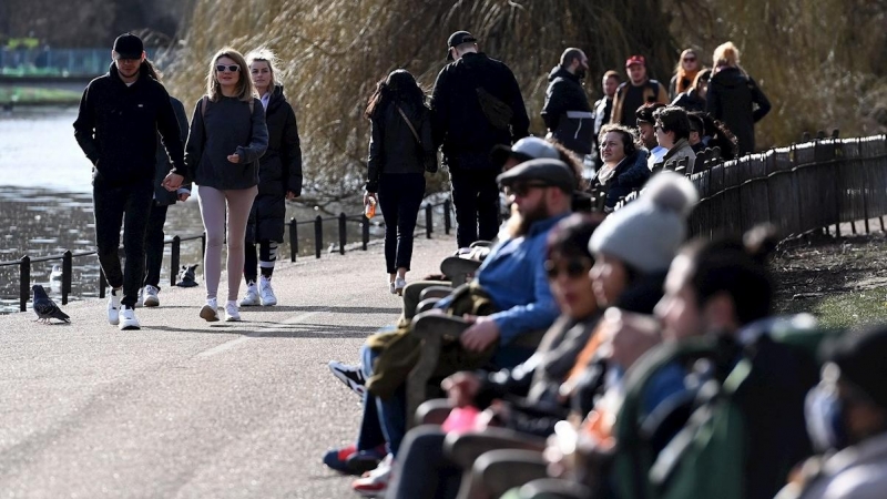 Gente tomando el sol en un parque de Londres.