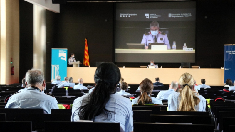 Comissaris dels Mossos participen en les primeres jornades sobre la perspectiva de gènere i la igualtat d'oportunitats al cos.