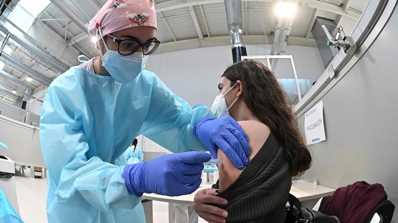 23/02/2021.- Una sanitaria pone la vacuna contra la covid-19 a una mujer