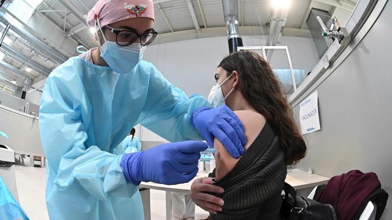 23/02/2021.- Una sanitaria pone la vacuna contra la covid-19 a una mujer