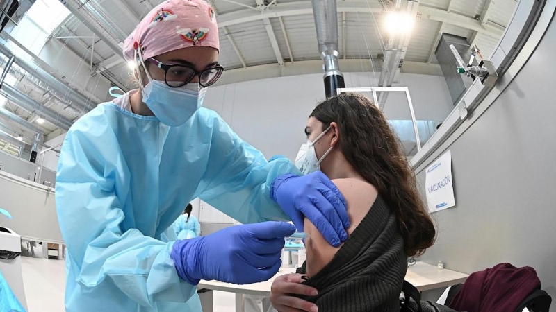 23/02/2021.- Una sanitaria pone la vacuna contra la covid-19 a una mujer