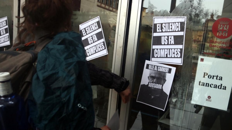 Alumnes de l'Institut del Teatre enganxen cartells a la porta del centre per denunciar els presumptes casos d'abús de poder i assetjament el dilluns 22 de febrer de 2021.