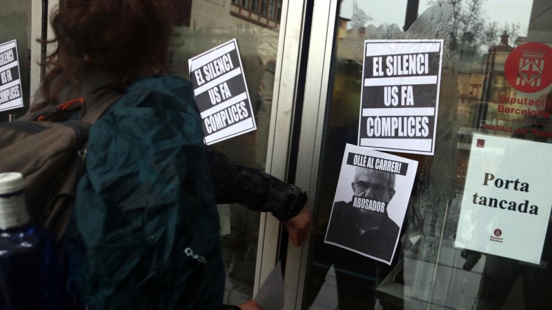 Alumnes de l'Institut del Teatre enganxen cartells a la porta del centre per denunciar els presumptes casos d'abús de poder i assetjament el dilluns 22 de febrer de 2021.