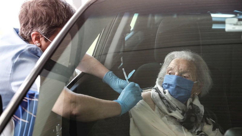 Una anciana se vacuna en el Hospital Donostia de San Sebastián, donde ha recibido, sin salir de su coche, la vacuna contra la covid-19.