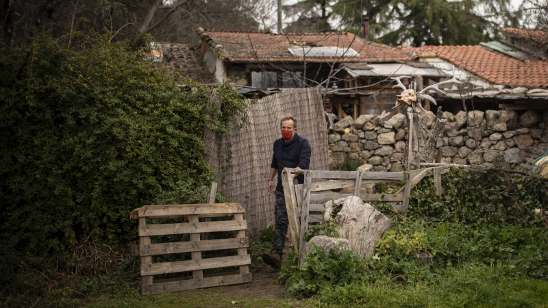 Sergio, un vecino repoblador de Navalquejigo (Madrid), sale de su casa.