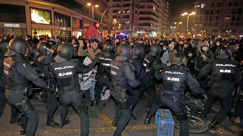 La Policía antidisturbios carga contra los manifestantes en Valencia en protesta por la detención e ingreso en prisión del rapero Pablo Hasel.