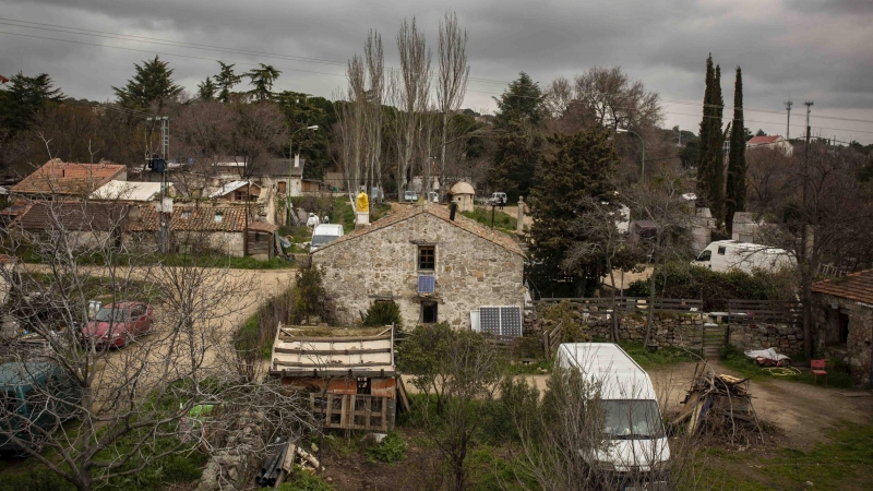 Vista aérea de Navalquejigo, una aldea repoblada de la sierra de Madrid.