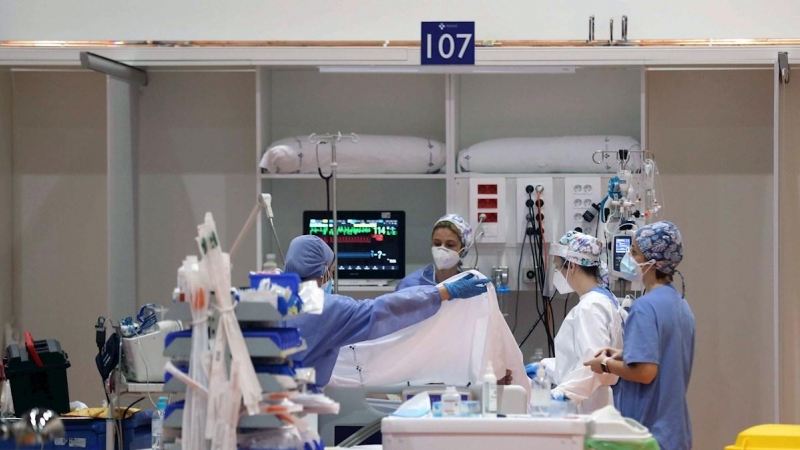 Sanitarios del Hospital Universitario Central de Asturias (HUCA), en Oviedo, atienden este jueves a pacientes graves afectados por covid-19, en la UCI instalada en el gimnasio del centro hospitalario.