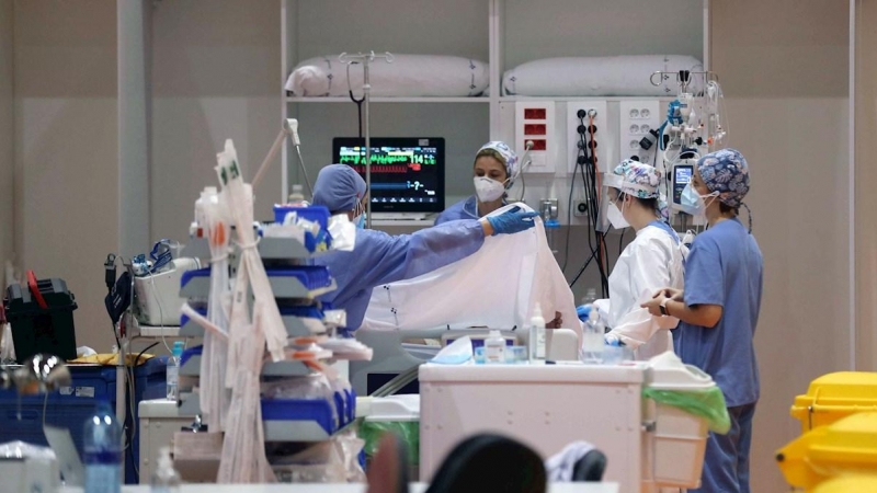 Sanitarios del Hospital Universitario Central de Asturias (HUCA), en Oviedo, atienden a pacientes graves afectados por covid-19, en la UCI instalada en el gimnasio del centro hospitalario.