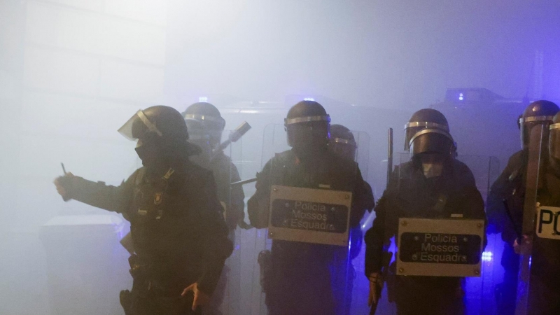 Los Mossos d'Esquadra en una protesta por el encarcelamiento de Hasél en Barcelona