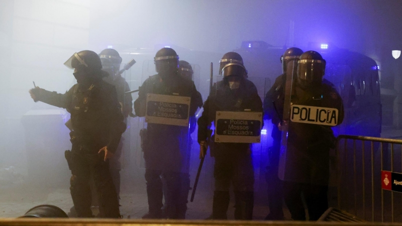 Los Mossos d'Esquadra en una protesta por el encarcelamiento de Hasél en Barcelona