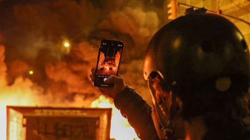Un hombre toma una imagen durante una protesta en Barcelona