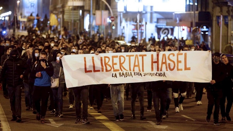 20/02/2021. Imagen recurso de manifestantes protestando por el encarcelamiento del rapero Pablo Hasél, en Barcelona. - EFE