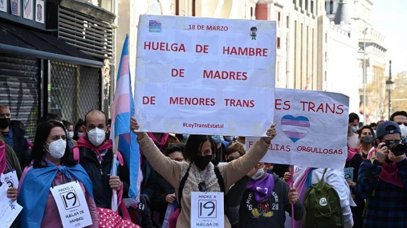 Decenas de personas se han concentrado este sábado frente al Ministerio de Igualdad para demandar la aprobación urgente de la ley estatal trans, convocada por la asociación 'Orgullo Crítico Madrid', entre otras. Esta concentración se enmarca en las movili