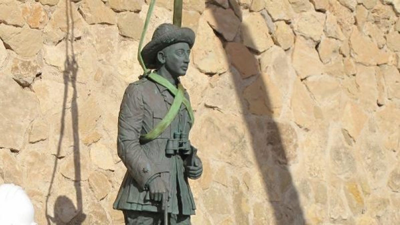 Una grúa retira la estatua de Franco situada en frente a la muiralla de ‘Melilla La Vieja’, en Melilla (España), a 23 de febrero de 2021. La Asamblea de Melilla aprobó este lunes la retirada la estatua, ubicada frente a la muralla de 'Melilla La Vieja', e