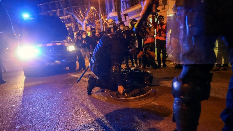 Un mosso detiene a un manifestante en la manifestación del día 27 de febrero de Barcelona contra la encarcelación de Pablo Hasél.