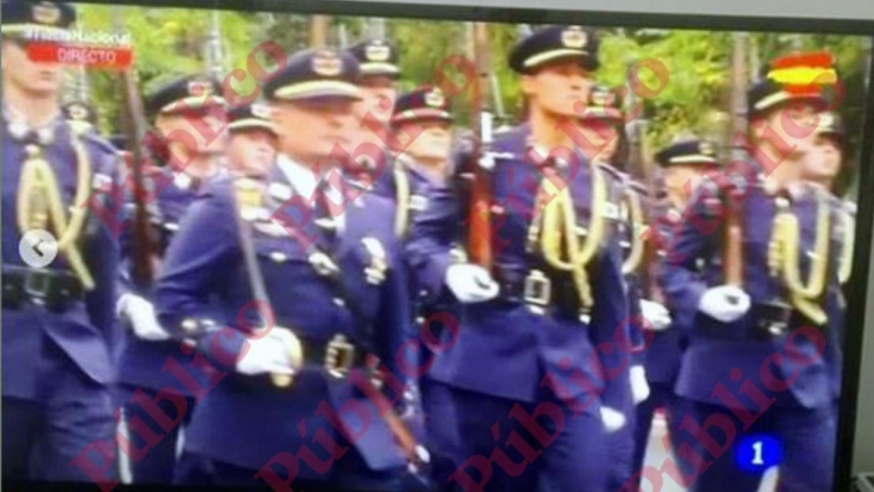 Captura de pantalla de las imágenes ofrecidas por TVE1 del desfile del 12 de octubre de 2017, con el capitán Meroño encabezando, con su sable al hombro, a los alumnos de la academia de oficiales del Aire.