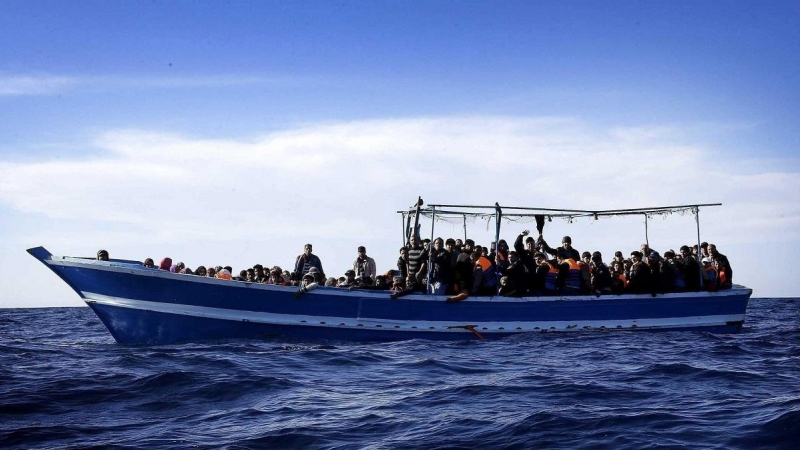 Una patera cerca de la costa de Libia.