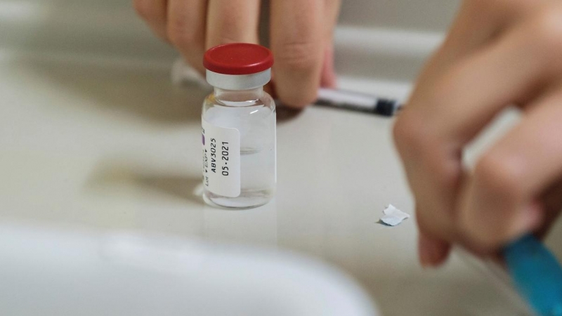 Los sanitarios se preparan para administrar la primera dosis de la vacuna AstraZeneca en el Hospital de Can Misses de Ibiza. - EFE