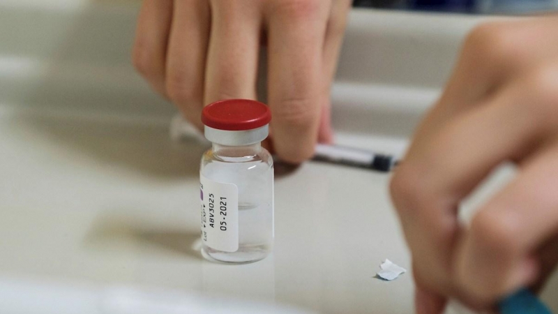 Los sanitarios se preparan para administrar la primera dosis de la vacuna AstraZeneca en el Hospital de Can Misses de Ibiza. - EFE