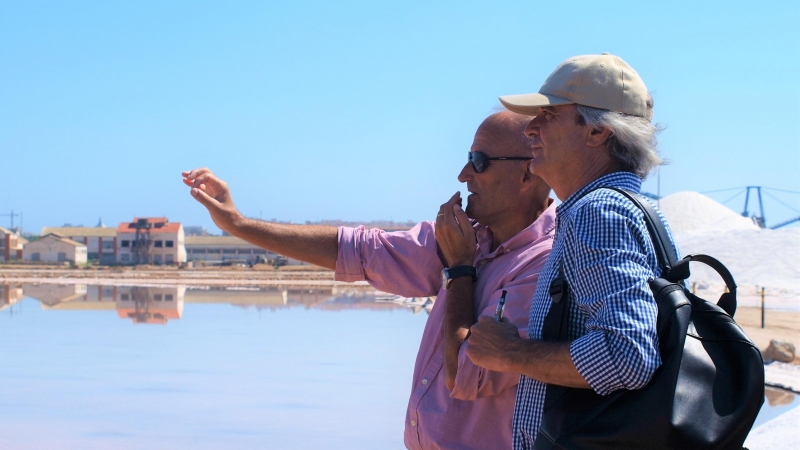 Fernando Vera y Pedro Górgolas (dcha.), en la laguna salada en una foto de archivo.