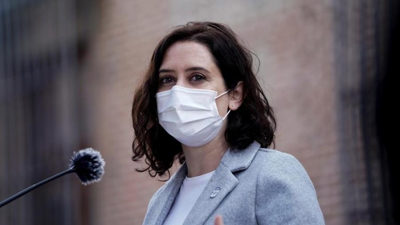 La presidenta de Madrid, Isabel Díaz Ayuso, durante su visita este domingo al municipio madrileño de Sevilla la Nueva.