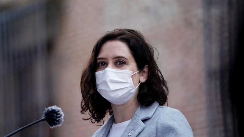 La presidenta de Madrid, Isabel Díaz Ayuso, durante su visita este domingo al municipio madrileño de Sevilla la Nueva.