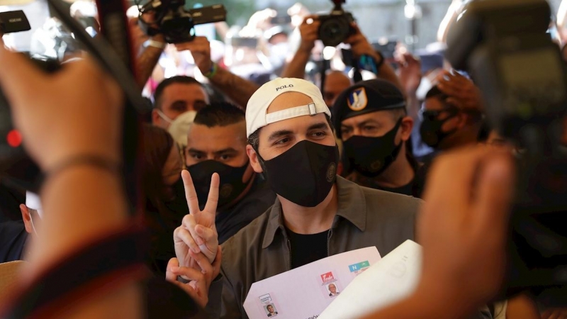 El presidente de El Salvador, Nayib Bukele, en el momento de acudir a votar.