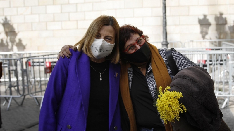 La expresidenta del Parlament Carme Forcadell y la exconsellera Dolors Bassa, durante un acto electoral sobre feminismo en la plaza Sant Jaume de Barcelona, Catalunya (España) a 3 de febrero de 2021.