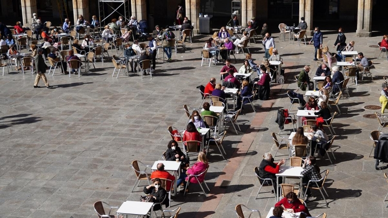 Varias personas en la terraza de un restaurante en Salamanca, Castilla y León (España), a 24 de febrero de 2021