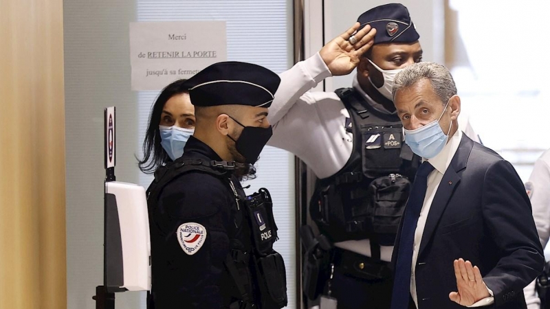 El ex presidente francés Nicolas Sarkozy (R) llega al tribunal para su juicio por cargos de corrupción en el llamado 'asunto de escuchas telefónicas' en París, Francia, el 1 de marzo de 2021.