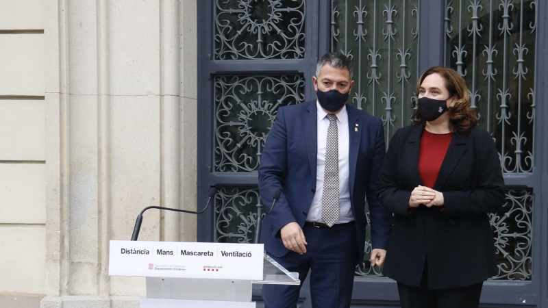El conseller d'Interior en funcions, Miquel Sàmper, i l'alcaldessa de Barcelona, Ada Colau, en una compareixença conjunta des del Departament d'Interior.