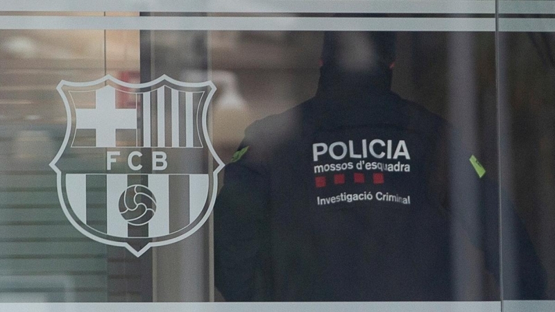 Un agente del Área Central de Delitos Económicos de los Mossos d'Esquadra durante el registro de las oficinas del Fútbol Club Barcelona.