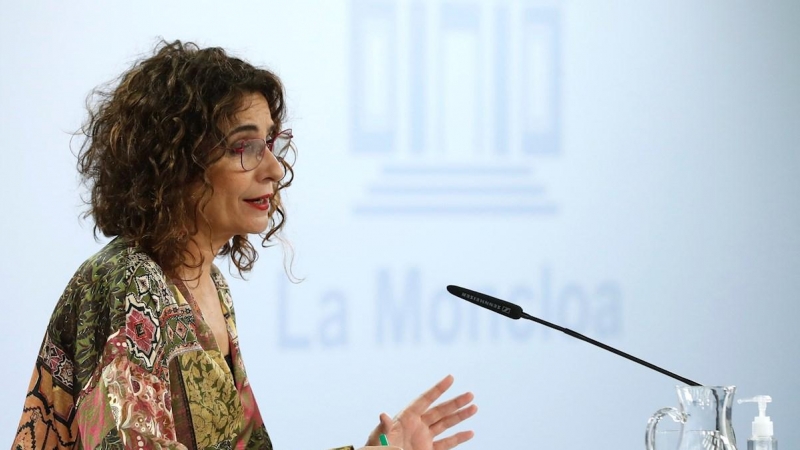 La portavoz del Gobierno y ministra de Hacienda, María Jesús Montero antes de la rueda de prensa tras el Consejo de Ministros celebrado en el Palacio de la Moncloa este martes.