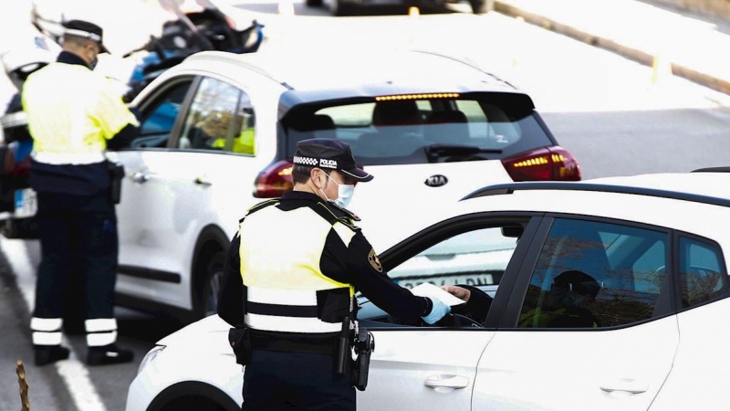 Agentes de la Guardia Urbana durante un control de movilidad en Barcelona.