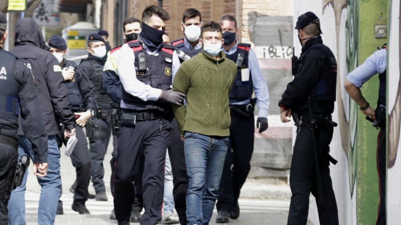 Els Mossos d'Esquadra s'emporten detingut una de les persones que ocupava una antiga nau a Mataró i que relacionen amb els aldarulls de dissabte a Barcelona.