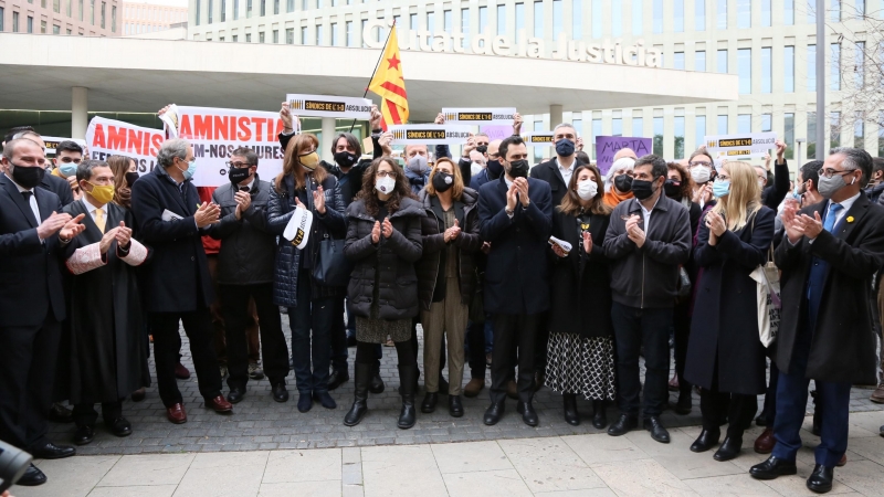 Els síndics electorals designats per a l'1-O acompanyats del president del Parlament, Roger Torrent, membres del Govern, diputats del Parlament i dels partits independentistes.