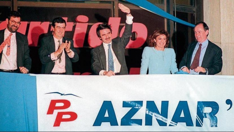 José María Aznar en el balcón de sede de Génova 13 junto a Mariano Rajoy, Álvarez-Cascos, Botella y Rato, la noche del 3 de marzo de 1996.