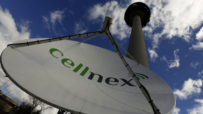 Una antena de Cellnex junto a la torre de telecomunicaciones conocida como el 'Piruli', en Madrid. REUTERS/Sergio Perez