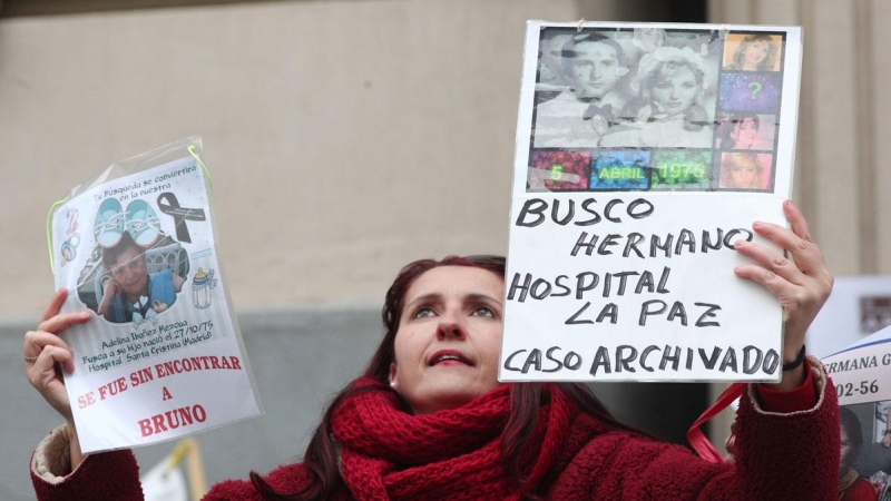 27/01/2020.- Una mujer sujeta un cartel en que se lee 'Busco hermano Hospital La Paz caso archivado', en la concentración estatal de bebés robados frente a la Fiscalía General del Estado. Eduardo Parra / Europa Press