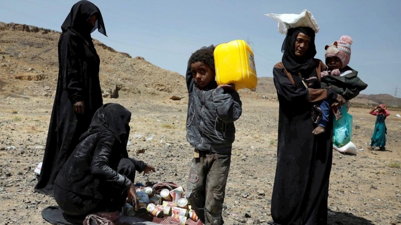 Yemeníes reciben raciones de comida de la organización Mona Relief Yemen este lunes en Saná.