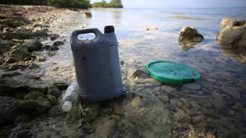 Residuos de plástico en una playa de México.