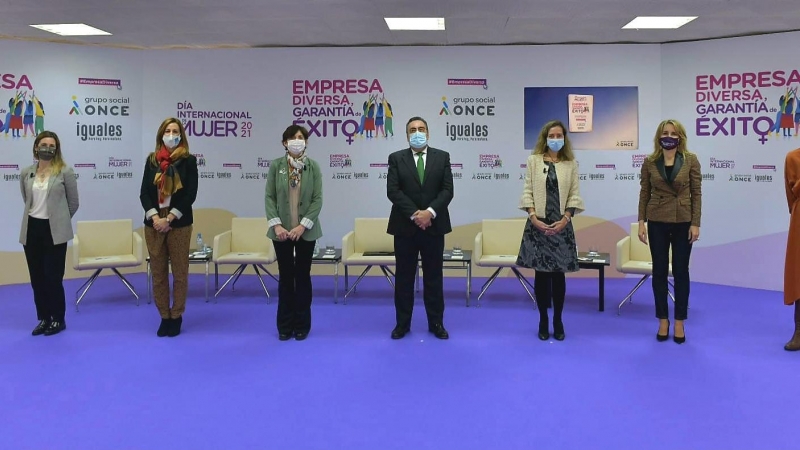 El presidente del Grupo Social ONCE, Miguel Carbaleda, con las participantes de la mesa redonda organizada en el marco del Día Internacional de la Mujer (8M).