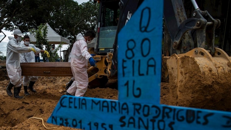 Varias personas asisten al funeral de una víctima de la covid-19 en el Cementerio de Nossa Senhora Aparecida, en Manaos, Amazonas, Brasil, el 1 de marzo de 2021.
