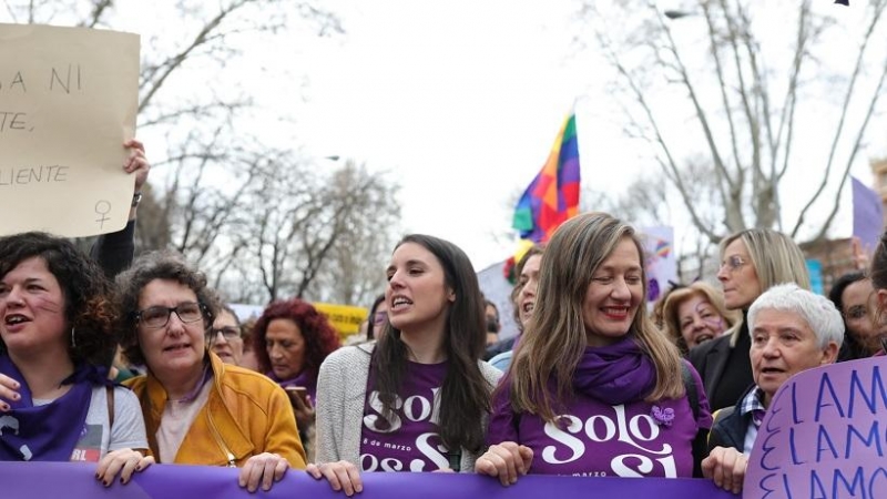 La ministra de Igualdad, Irene Montero (centro), en la manifestación del 8M (Día Internacional de la Mujer), en Madrid a 8 de marzo de 2020.